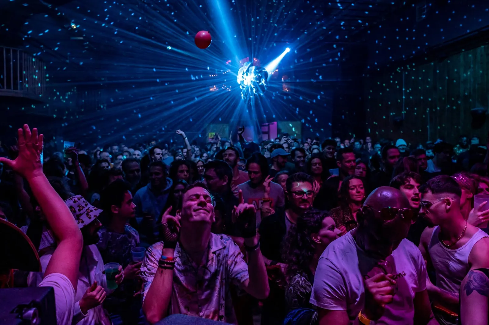 Dancefloor bondé lors d'une soirée Loft Babies