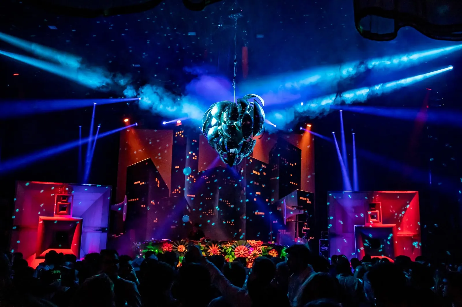 La salle sous les lasers — scénographie Loft Babies